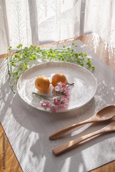 Obraz 花とフルーツの乗った皿