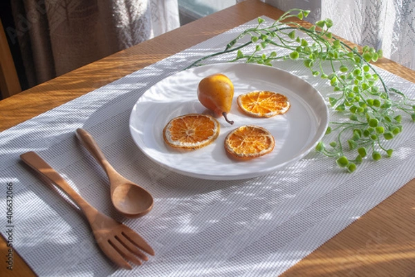 Obraz 花とフルーツの乗った皿