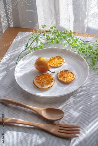 Obraz 花とフルーツの乗った皿