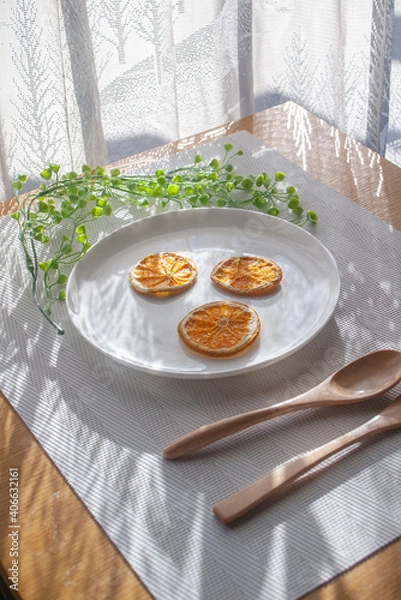 Obraz 花とフルーツの乗った皿