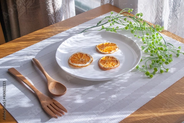 Obraz 花とフルーツの乗った皿