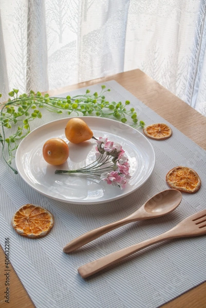 Obraz 花とフルーツの乗った皿