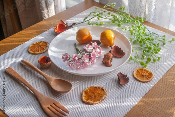 Obraz 花とフルーツの乗った皿