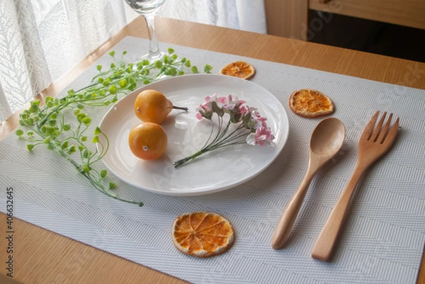 Obraz 花とフルーツの乗った皿