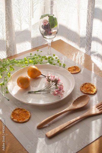 Obraz 花とフルーツの乗った皿