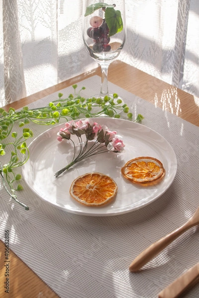 Obraz 花とフルーツの乗った皿