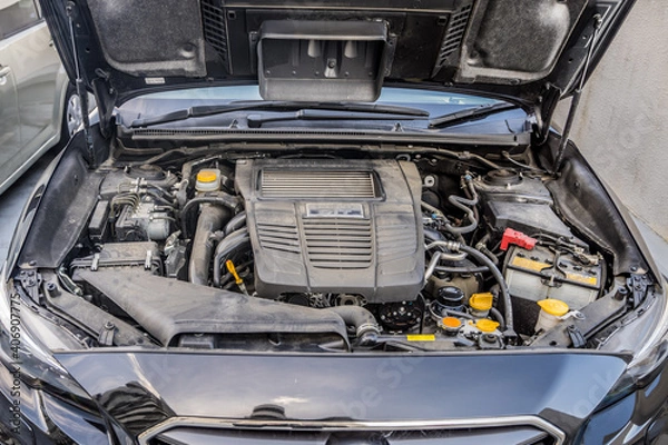Obraz 自動車のボンネットを開けた中身。誇りまみれのエンジンルーム