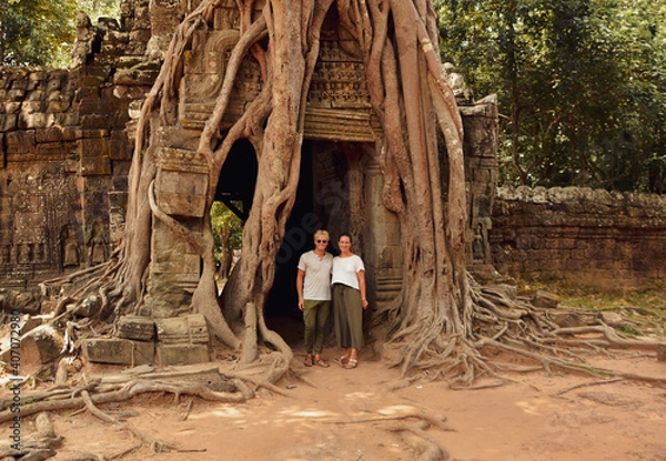Obraz young couple exploring the archaeological site Angkor Wat in Cambodia
