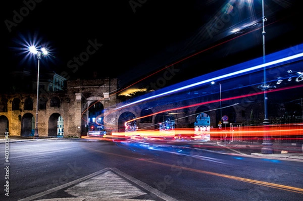Obraz Porta san giovanni in notturna con effeti di luce prodotti dal traffico serale a Roma