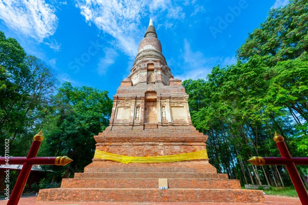 Fototapeta Wat Phra Kaeo Ong Chedi is a beautiful square. Queen of the pagoda in Southeast Asia Tourist attractions Buddhist It is a beautiful ancient temple in Chainat, Thailand.