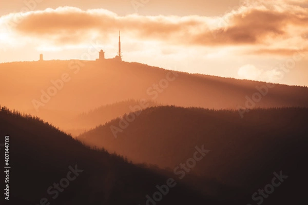 Obraz Berg Brocken im Harz und Berge im Nebel am Abend im Herbst