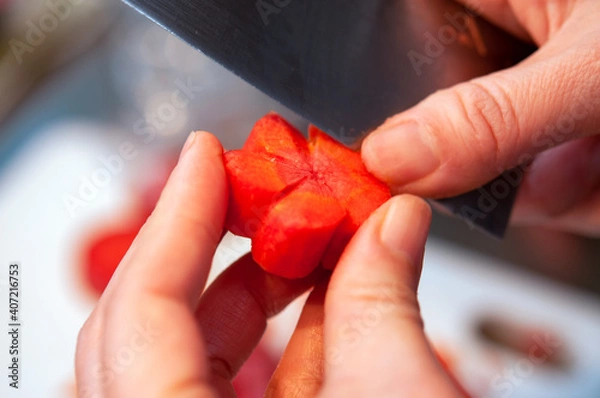 Fototapeta にんじんでねじり梅を作る女性の手 梅にんじん 包丁で切る 和食 日本 