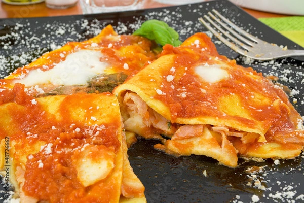 Fototapeta Crepes ripiene di prosciutto  cotto e mozzarella