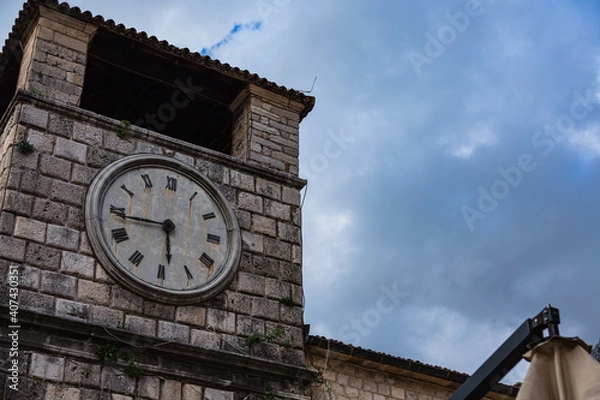 Obraz モンテネグロ　コトルの旧市街の時計塔