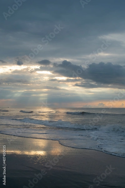Fototapeta sunrays over the ocean