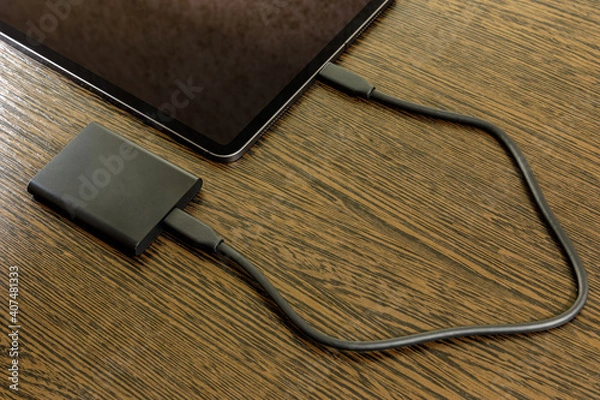 Obraz external ssd drive connected to the tablet