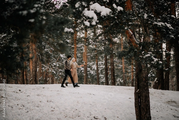 Obraz couple walking in winter forest