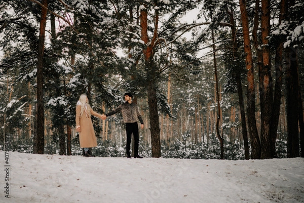 Obraz couple walking in winter forest