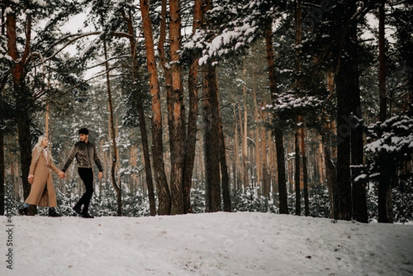 Obraz couple walking in winter forest