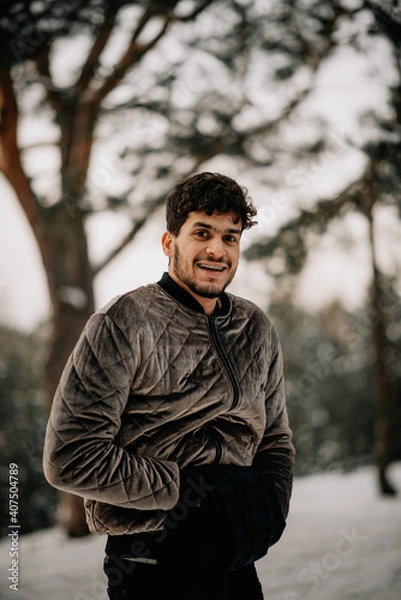 Obraz man in winter forest