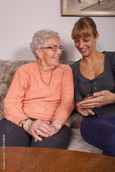 Obraz Eine alte Frau mit einem Handy