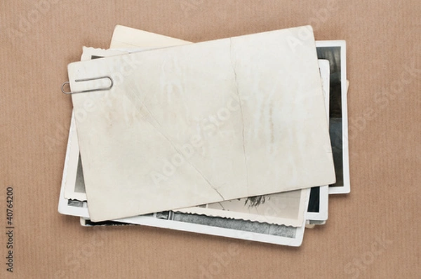 Fototapeta Stary, puste zdjęcie na szarej kartonowym tle