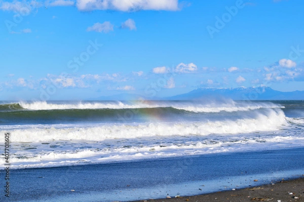 Fototapeta オホーツク海の虹色の波と知床半島