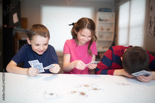 Obraz kids playing cards