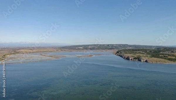Fototapeta vue aérienne de l'Etang de Bages près de Narbonne dans l'Aude (France)