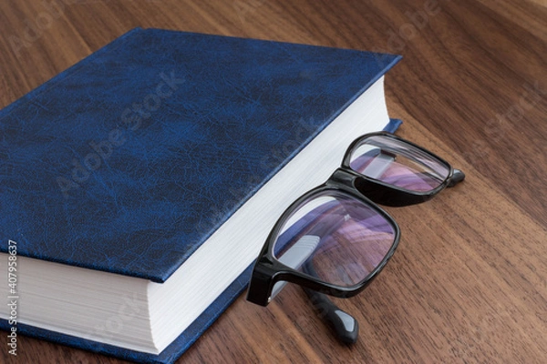 Obraz black glasses with a book

