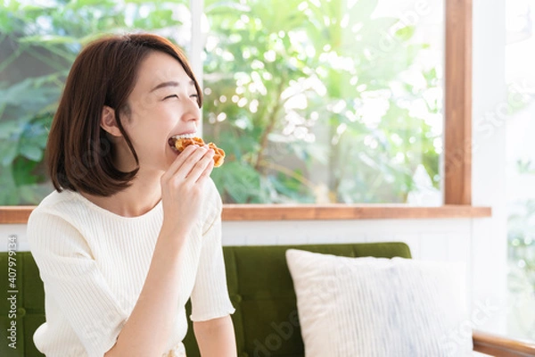 Fototapeta ワッフルを食べる女性
