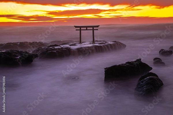 Fototapeta 大洗磯崎神社（神磯の鳥居）の神秘なる静寂の夜明け