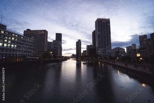 Fototapeta 夕方の水辺のビル群