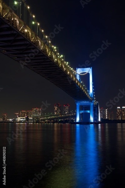 Fototapeta 芝浦南埠頭公園　夜景　ブルーライトアップ
レインボーブリッジ　対岸に停泊するタンカー