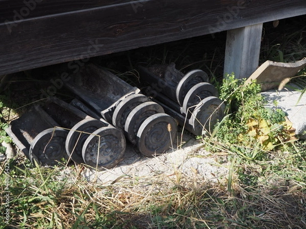 Fototapeta 軒下に放置された軒瓦