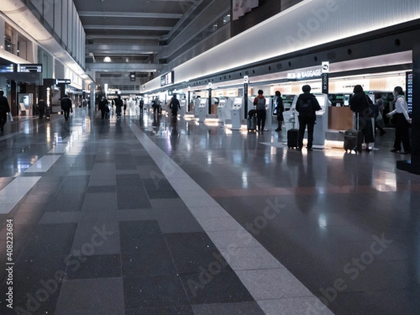 Obraz コロナ禍で人が少なった日本の空港　コンコース