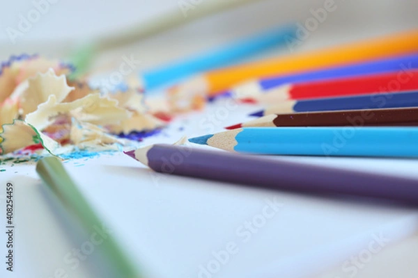Fototapeta カラフルな色鉛筆と鉛筆削りカスの様子
