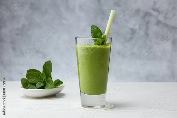 Obraz Świeżo mieszane zielone koktajl owocowy w szkle.