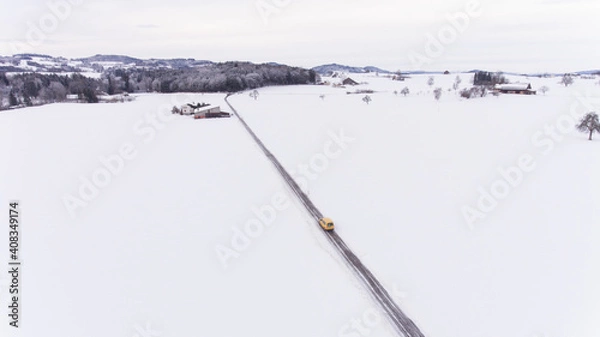 Obraz Postauto auf verschneiter Strasse
