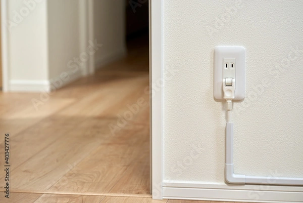 Obraz コンセントから伸びた延長コードと配線モール