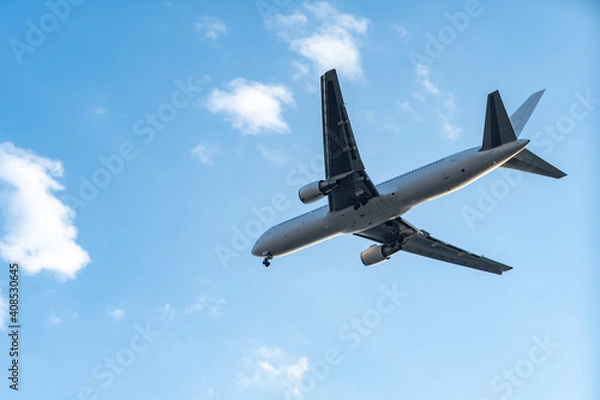 Obraz 青空に飛んでいる飛行機　ビジネスに成功したイメージ　ビジネス出張