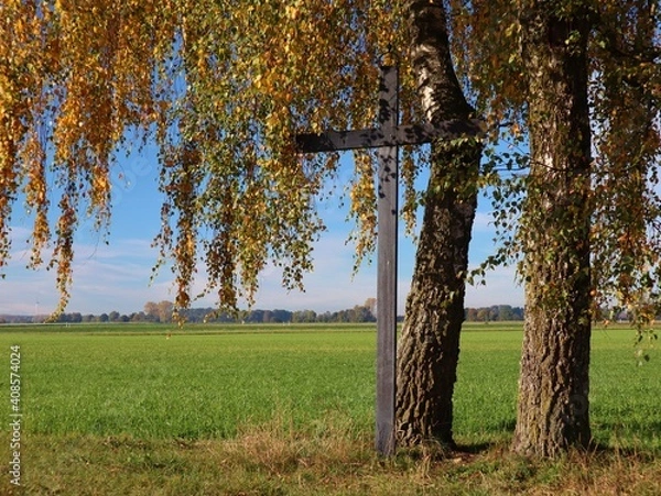 Fototapeta Wegkreuz unter Bäumen