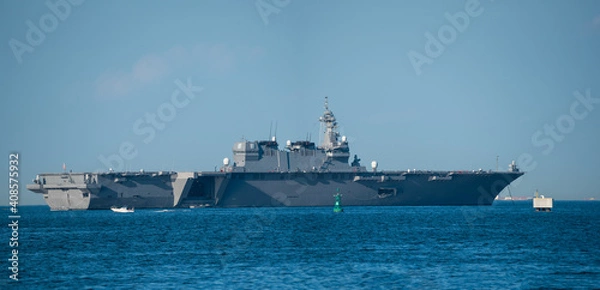 Fototapeta 沖に停泊する海上自衛隊のヘリコプター搭載護衛艦