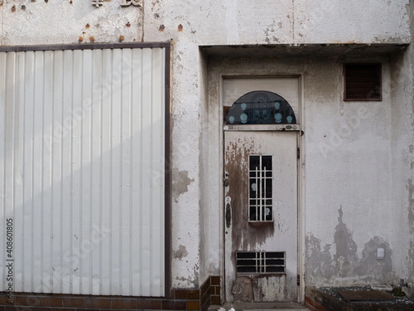 Obraz 放置されて痛み朽ちかけている古い喫茶店のドア