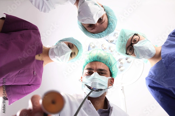 Obraz vier ärzte behandeln