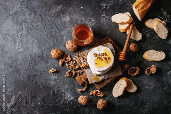 Obraz Goat cheese served with honey and walnuts