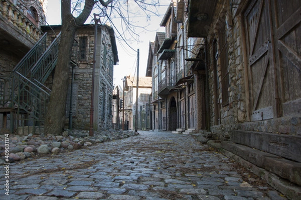 Fototapeta Calle empedrada con edificios antiguos de estilo colonial