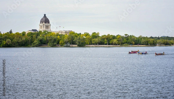 Obraz Saskatchewan Legislative Building and three dragon boat on the lake