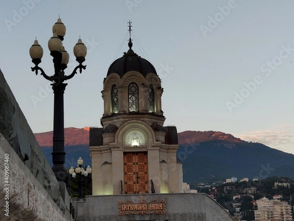 Fototapeta Crimean peninsula, southern coast. On the evening embankment of the city of Yalta.