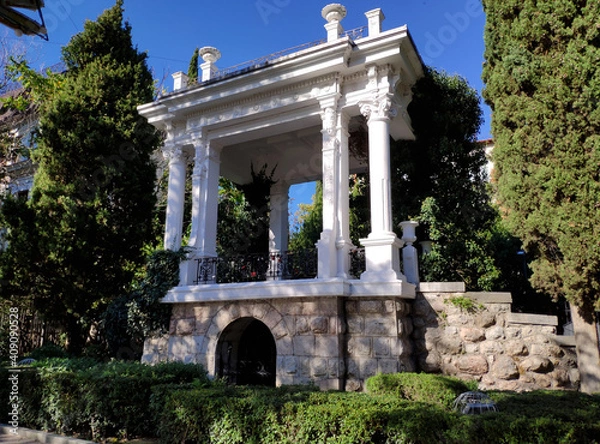 Fototapeta Crimean peninsula, the city of Yalta. Object with columns near the city embankment.